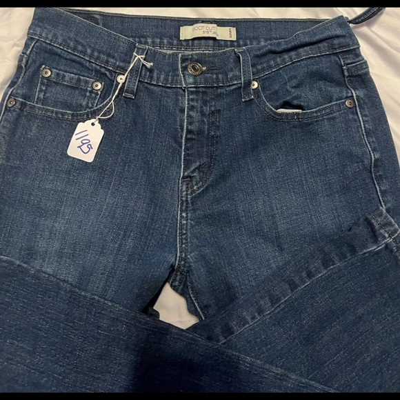 EUC Levi’s denim jeans. Size 6. - Picture 3 of 10